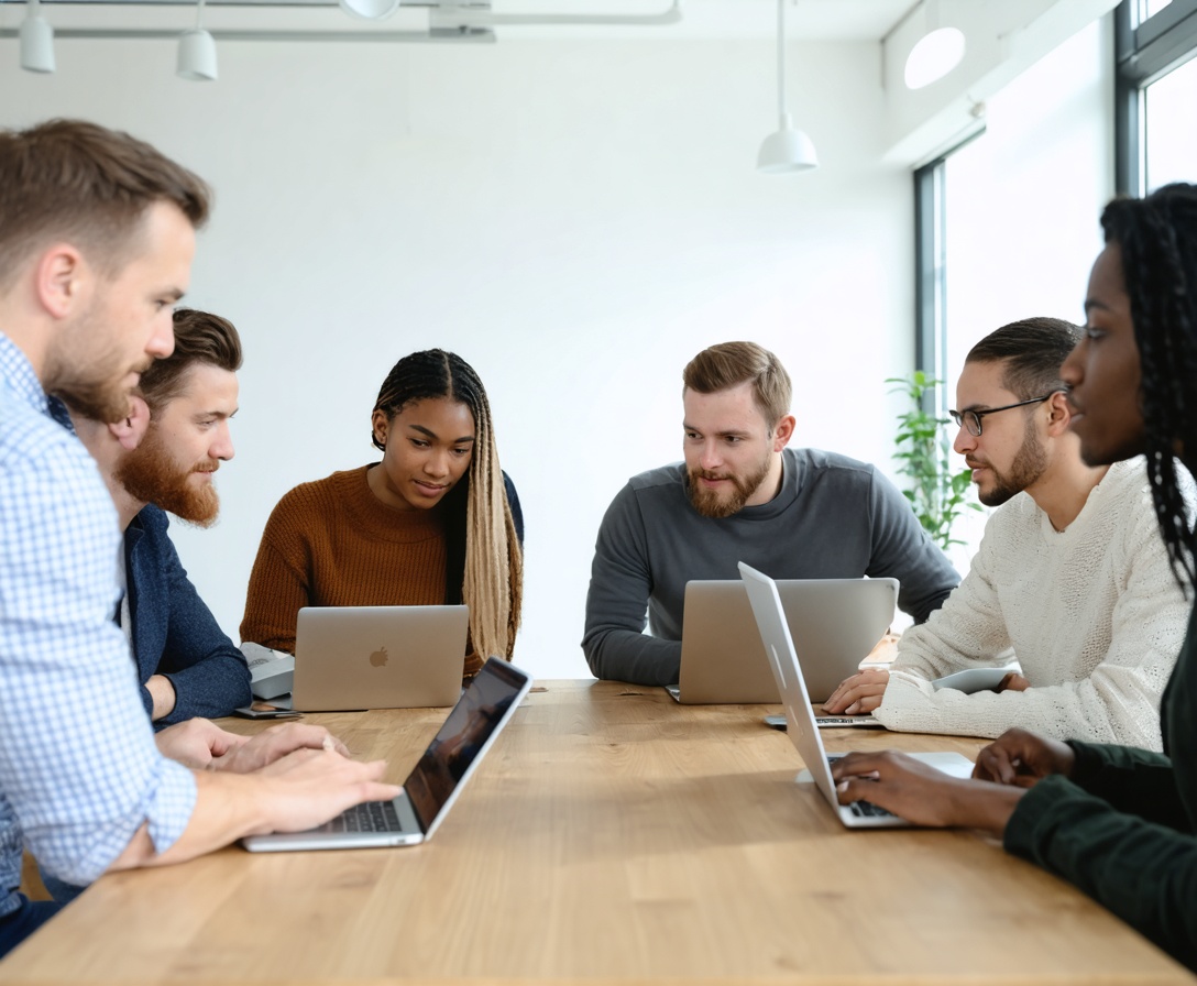 Diverzný tím odborníkov v biznis oblečení spolupracujúcich v modernej kancelárii v Žiline